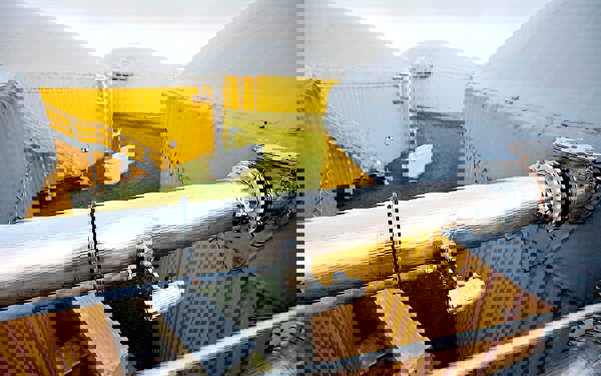 billede af installation af binder eco-bio+ biogasmåler på gule tanke